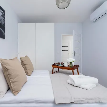 公寓 Cracow Bronowicka With Parking By Renters