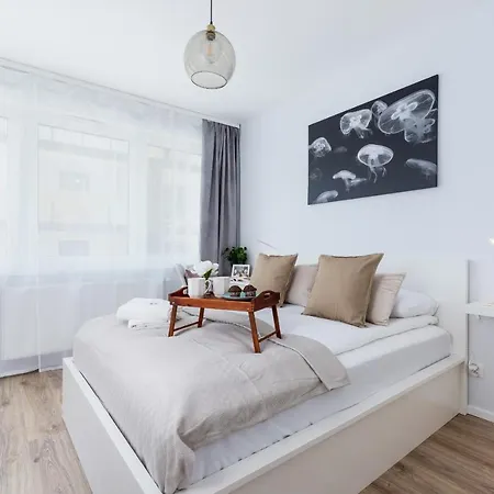 Cracow Bronowicka With Parking By Renters شقة كراكوفيا